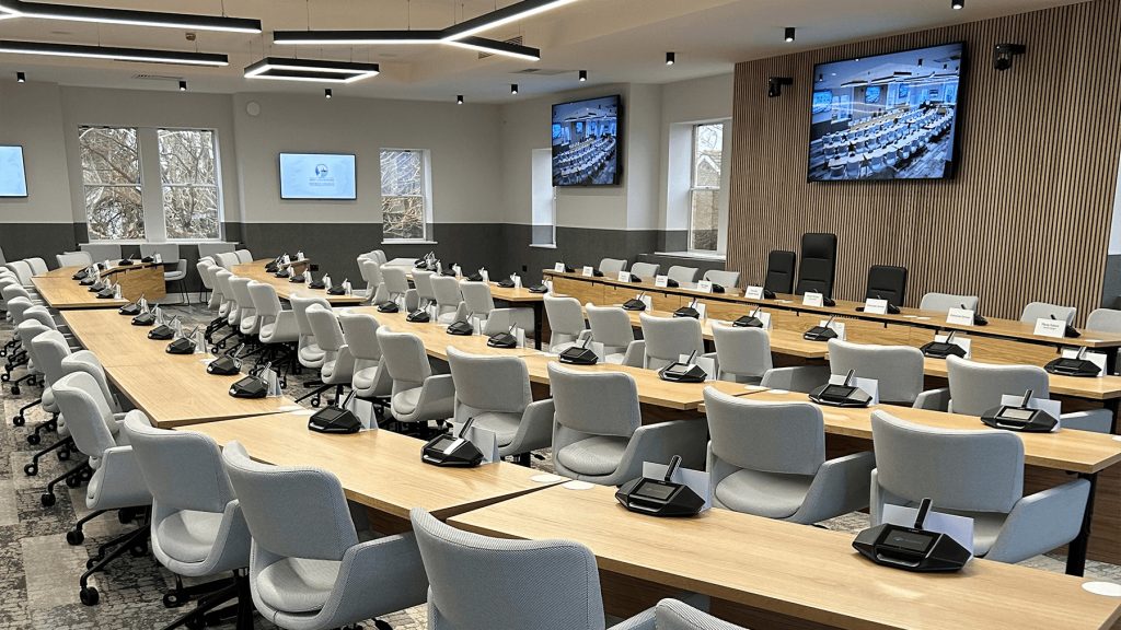 3.West_Oxfordshire-chanber-With-Mics